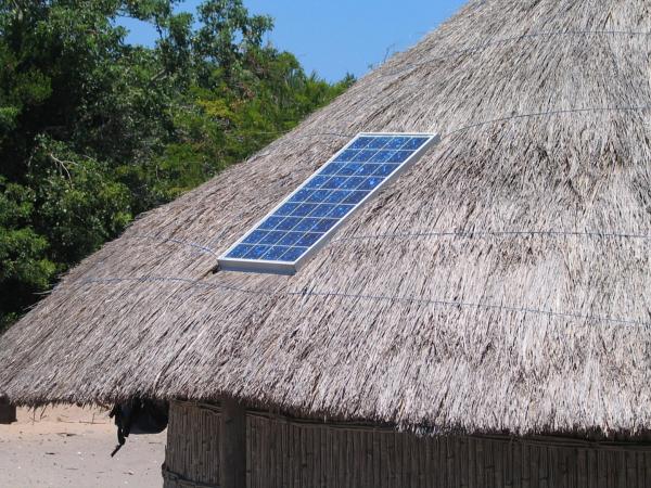 Toit solaire en chaume dans un village isole